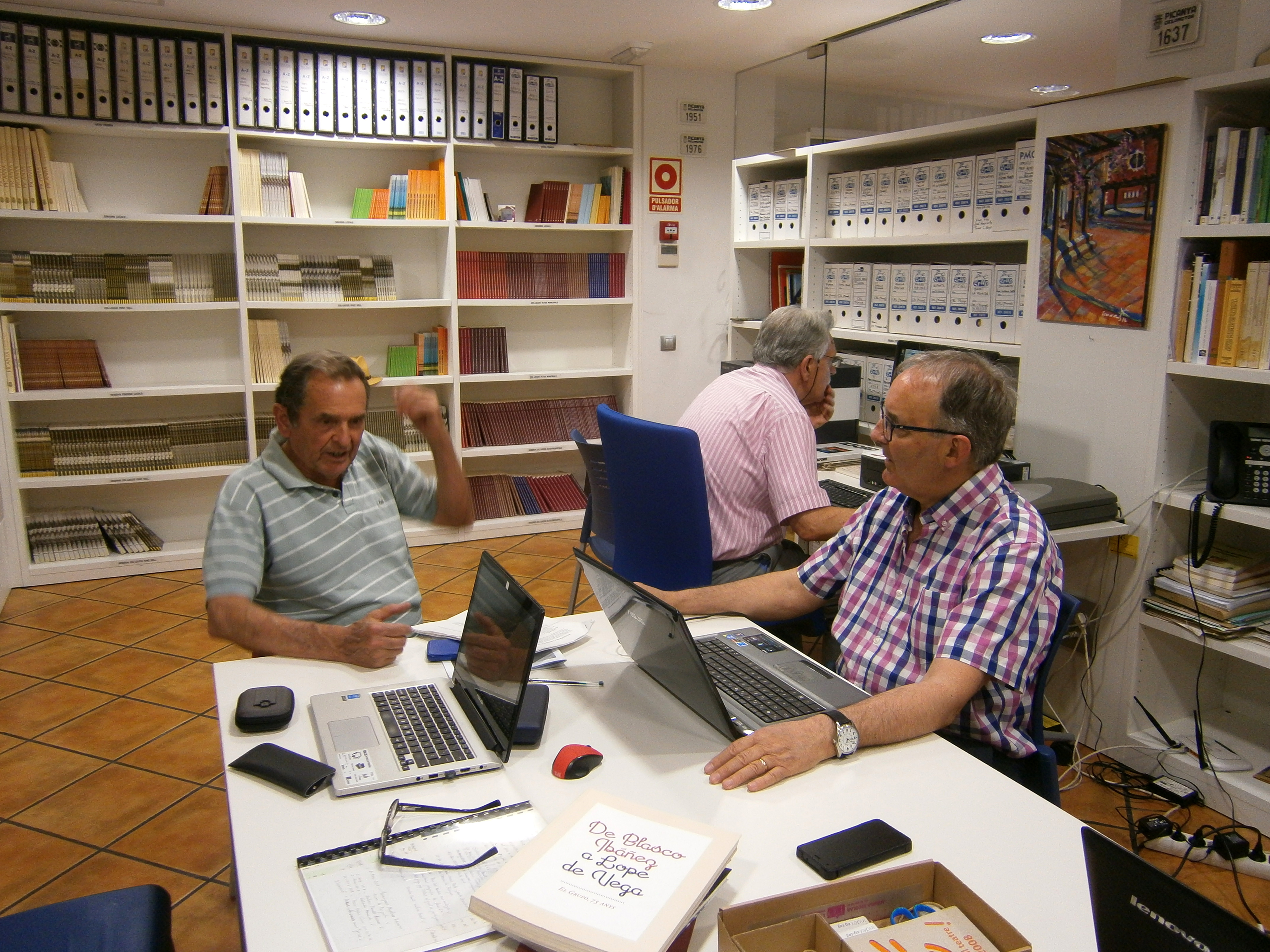 Toni Simó consulta la documentació de la Memòria Històrica de Picanya