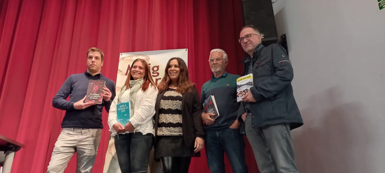 Taula d'autors-es locals al Maig Literari 2022 de Picanya
